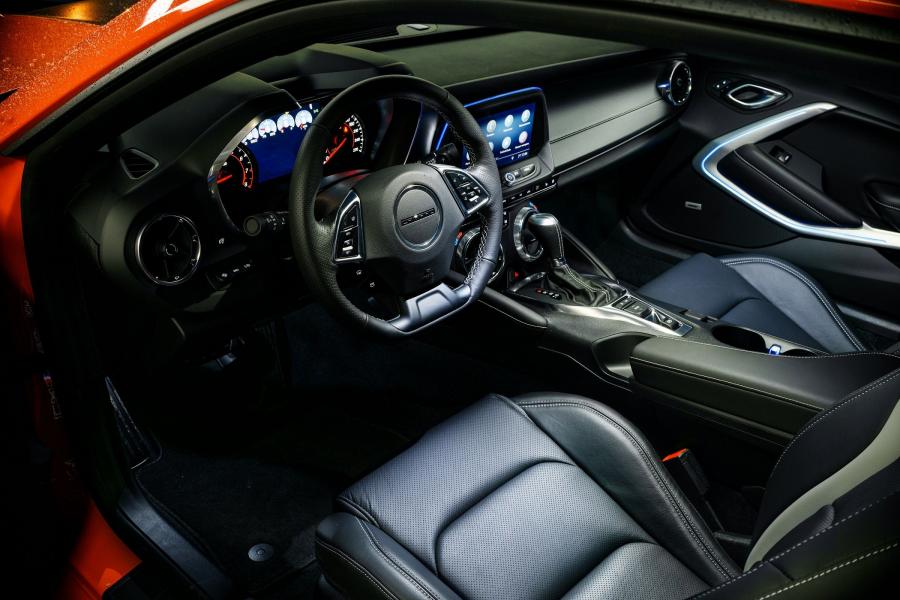 Интерьер Chevrolet Camaro 2018 года  (EU) (фото 3 из 5)